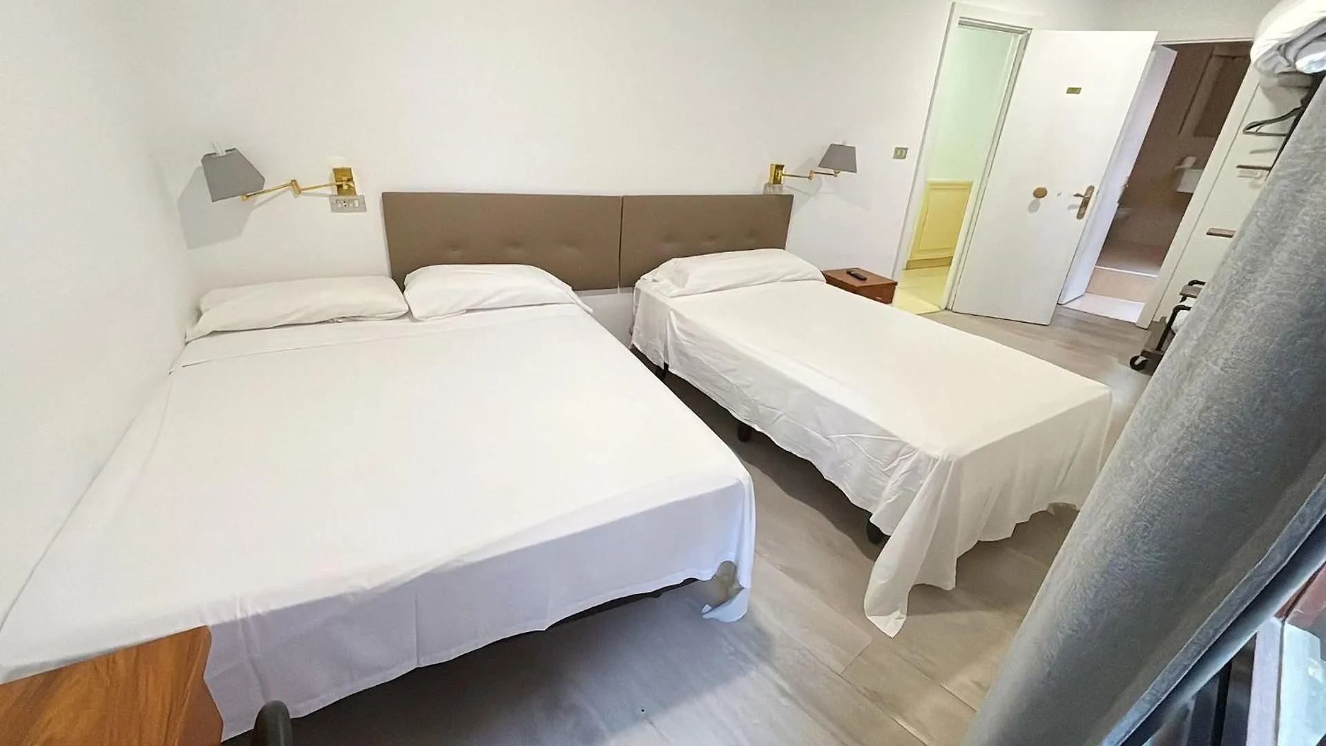 Habitaciones Triple Familiar Hotel Lauaxeta location